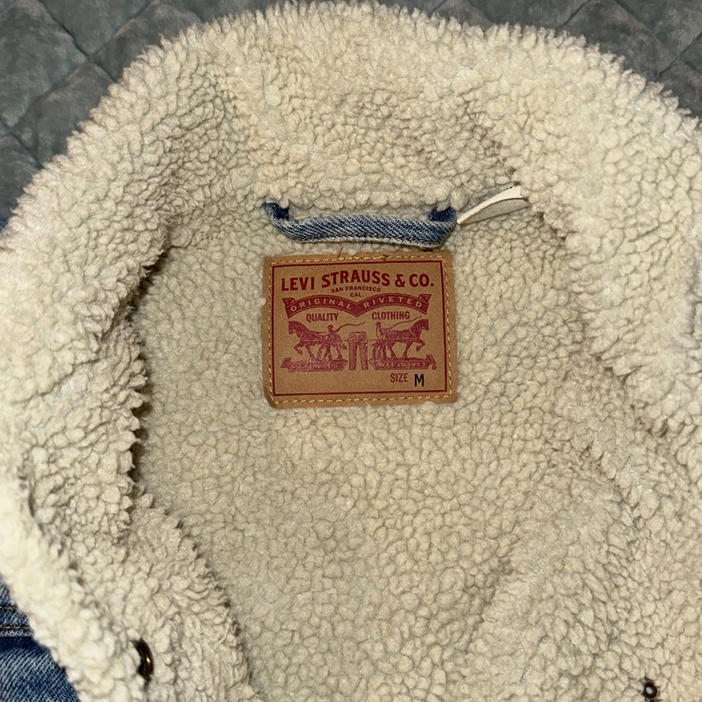 Levi women’s jean coat - Picture 2 of 3